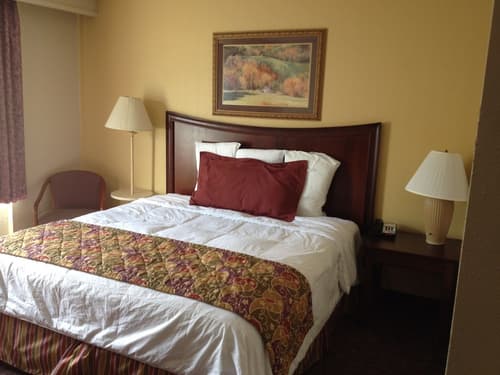 Lamplighter Inn & Suites - South, Room