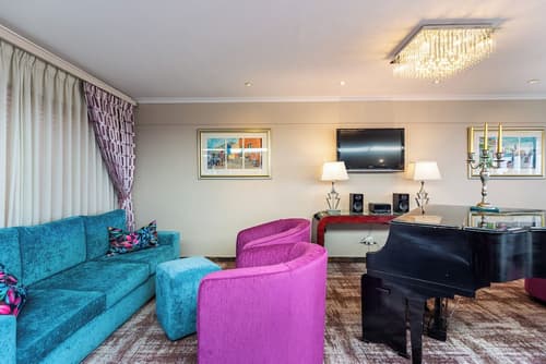 Signal Hill Lodge, Reception