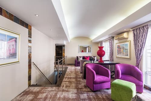 Signal Hill Lodge, Lobby sitting area