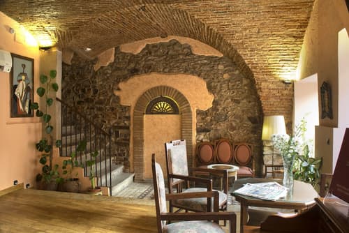 Don Carlos Cáceres, Lobby lounge