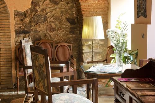 Don Carlos Cáceres, Lobby sitting area