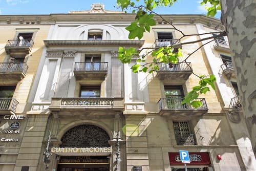 Cuatro Naciones, Front of property