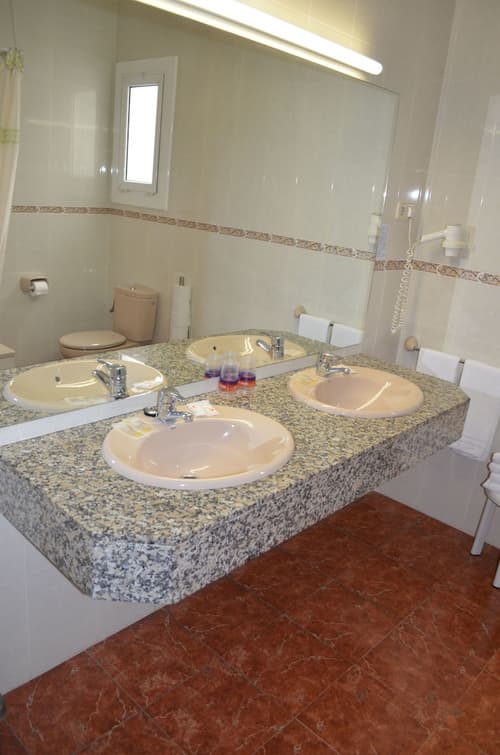 Cuatro Naciones, Room