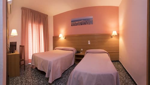 Cuatro Naciones, Room