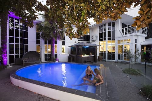 Pavilions Hotel, Outdoor pool