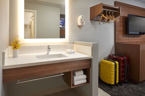 Studio Inn and Suites at Promenade Downey, Bathroom sink