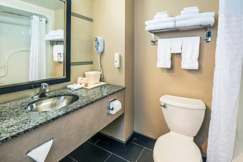 Quality Inn and Suites Petawawa, Room