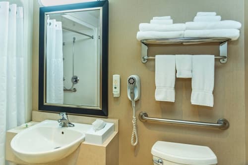 Quality Inn and Suites Petawawa, Room