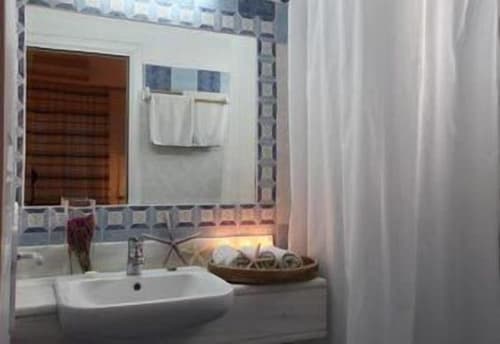 Peter's Studio, Bathroom sink