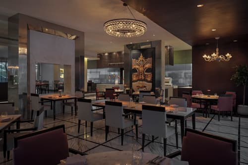 Park Rotana, Restaurant