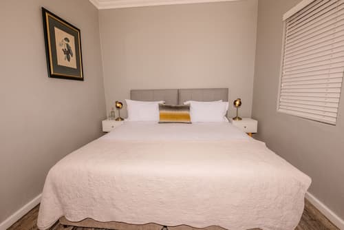 Corner House Residence, Room