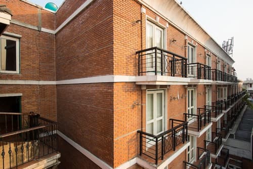 Buddy Lodge, Exterior