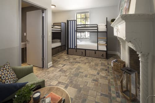 Generator Miami, Room