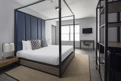 Generator Miami, Room