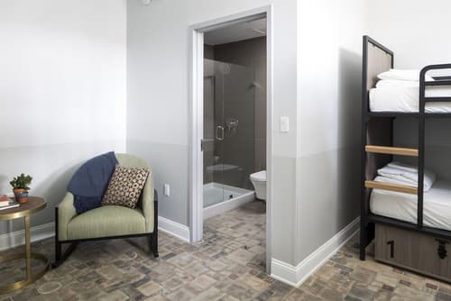 Generator Miami, Room