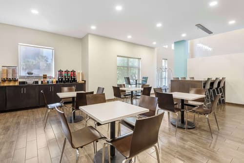 Magnolia Pointe, BW Signature Collection, Breakfast area