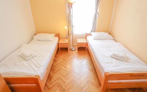 Pigeon Square Rooms, Room