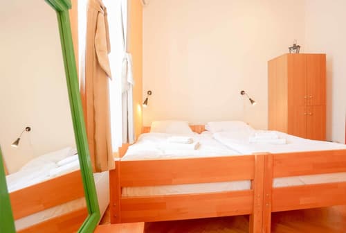 Pigeon Square Rooms, Room