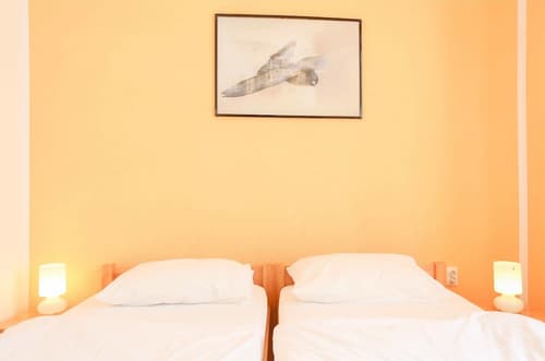 Pigeon Square Rooms, Room