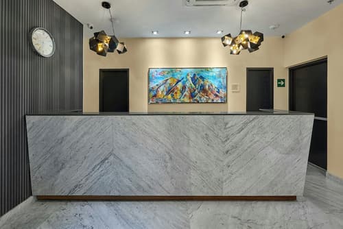 SJ Grand Hotel, Reception