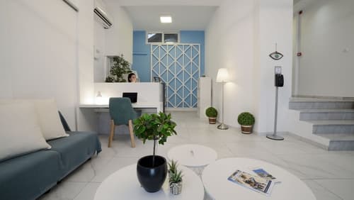 Tins Hotel City, Lobby sitting area