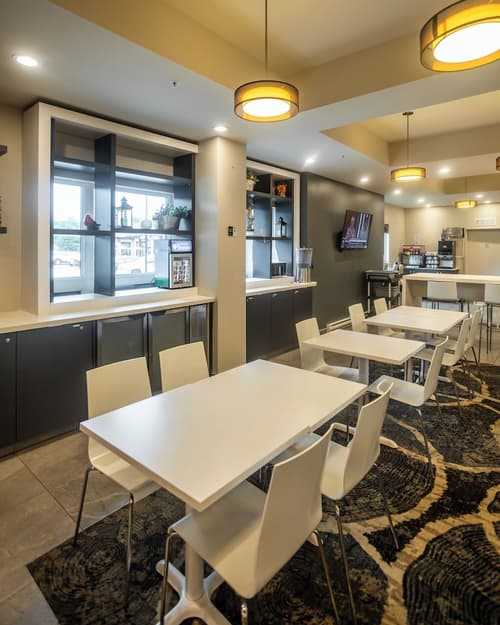 Microtel Inn and Suites by Wyndham Mont Tremblant, Breakfast area