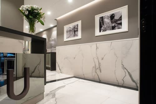 The Unique, Interior entrance