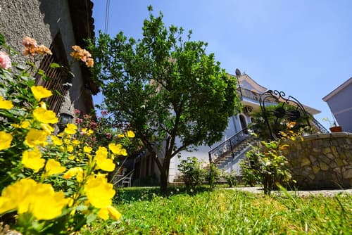 Rose Garden Hotel, Exterior detail