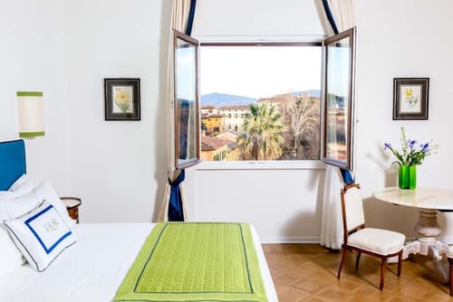 Flor in Florence, Room