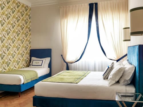 Flor in Florence, Room