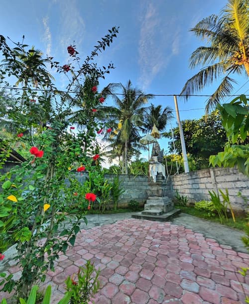 Serangan Inn Mimba, Property grounds