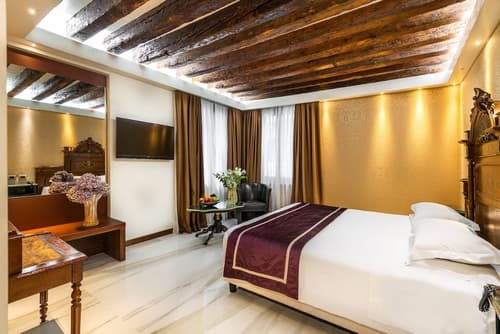 Palazzo San Lorenzo, Room