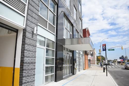 Queens Hotel, Front of property