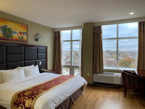 Queens Hotel, Primary image