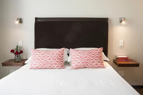 Sandton Slippers, Room