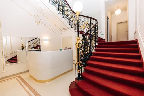 Hotel Golden Lamb, Reception