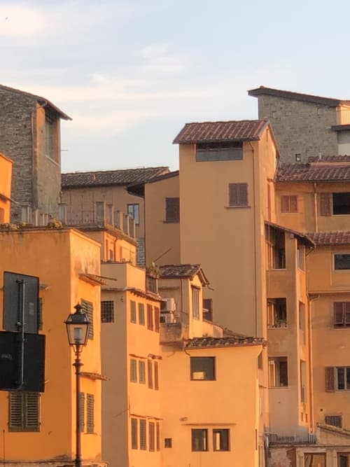 Oro B22, Front of property