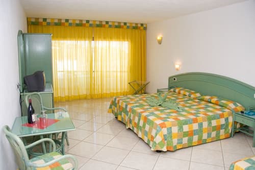 Aparthotel Esquinzo Y Monte Del Mar, Room