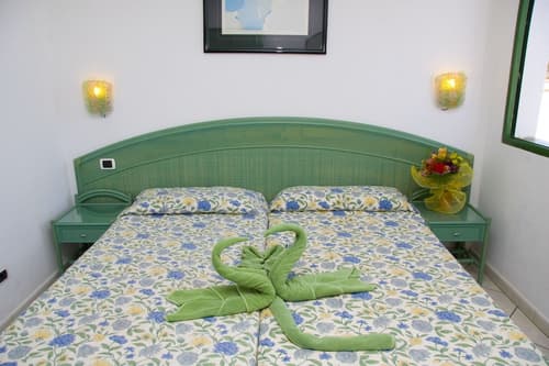 Aparthotel Esquinzo Y Monte Del Mar, Room