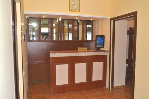 Ariana Family Hotel, Reception