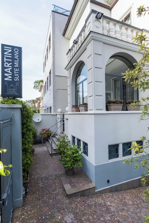 Martini Suite, Property entrance