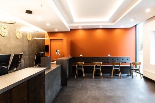 Hotel South Coast, Reception