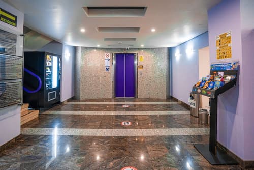 Hotel Embassy, Reception