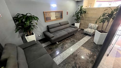 Hotel Embassy, Reception