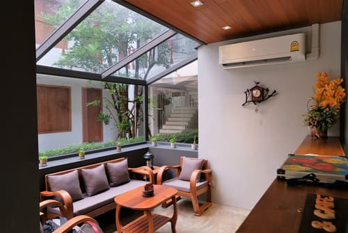 Vali Villa Bangkok, Lobby sitting area