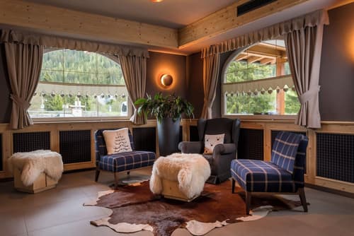 X Alp Hotel, Reception