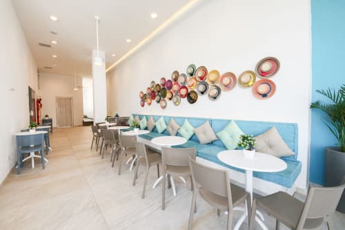 Azure Lofts & Pool Hotel, Lobby sitting area