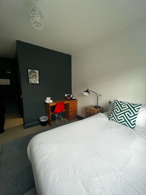 Tom Dick and Harriet's, Room