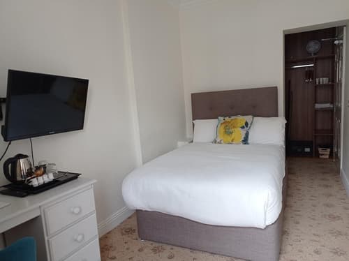 Tom Dick and Harriet's, Room