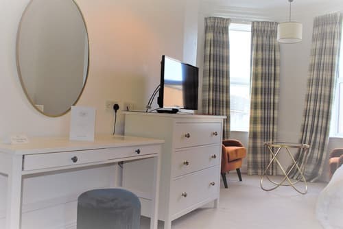 Tom Dick and Harriet's, Room